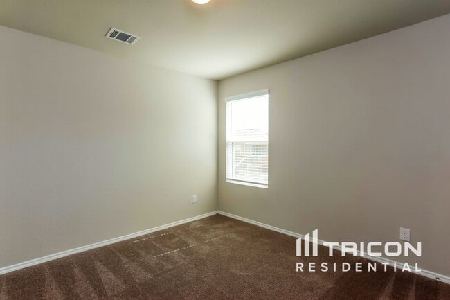 Building Photo - 1932 Bluethroat