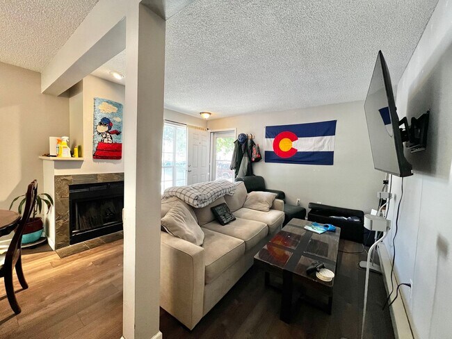 Building Photo - Great Campus West 2 Bed 1 Bath Available!