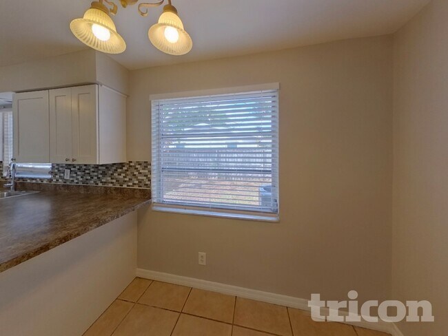 Building Photo - 1753 Linwood Cir