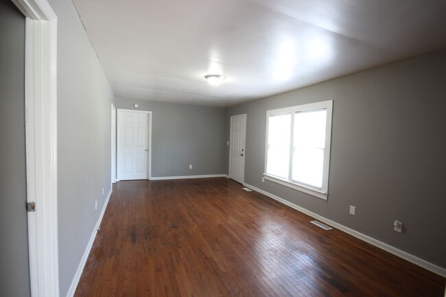 Building Photo - Rossville Home  2 bed 2 bath