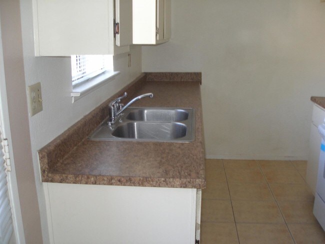 Building Photo - 14299 La Paz Dr