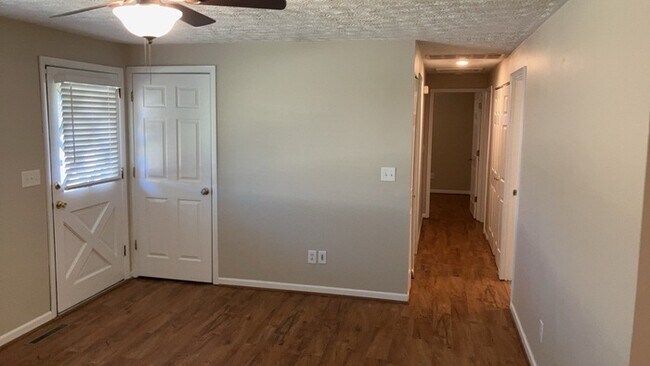 Foto del edificio - 6045 Ansbury Dr