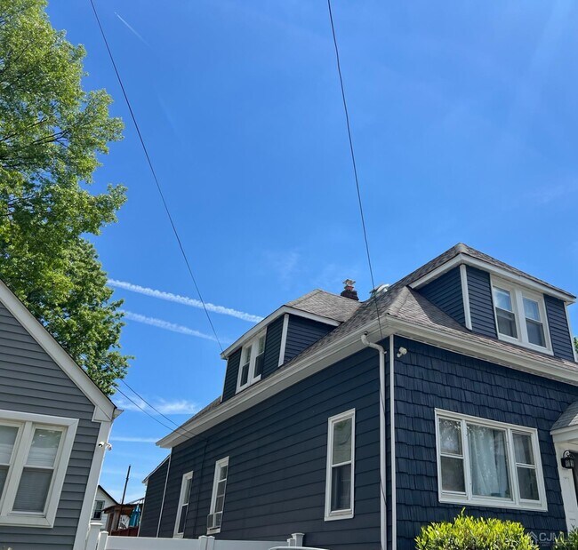 Foto del edificio - 828 Monmouth Ave