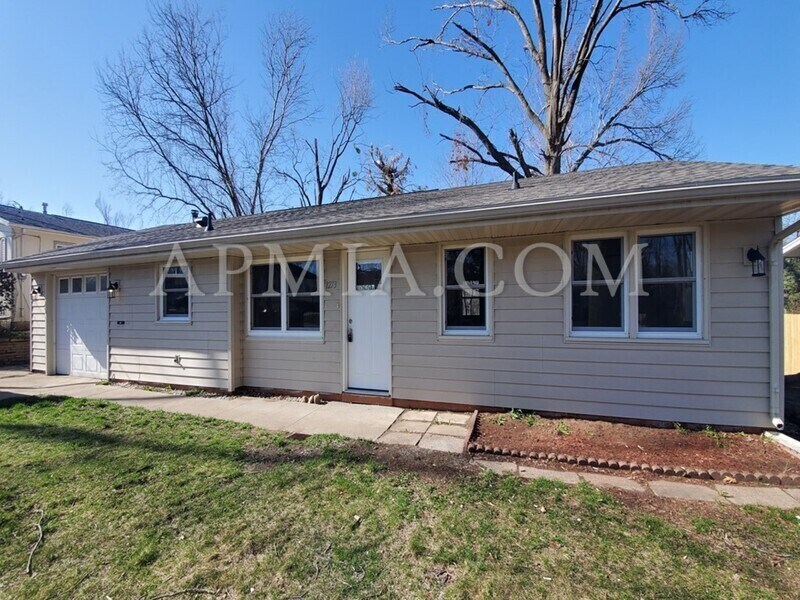 Primary Photo - 1273 33rd St SE