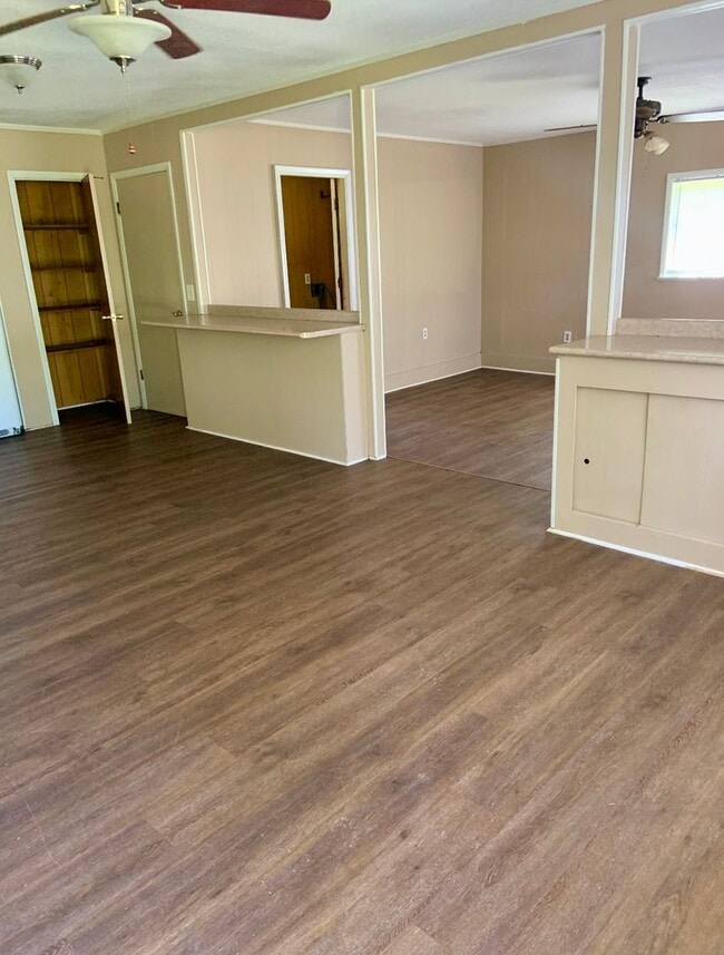 Building Photo - 3 Bed/1.5 Bath House
