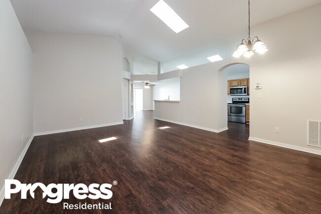 Foto del edificio - 92 Pine Forest Pl