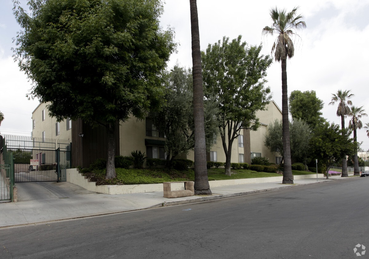 Building Photo - 1935 S La Salle Ave