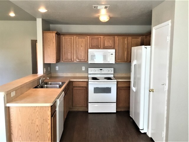 Foto del edificio - 704 Hallvale Drive