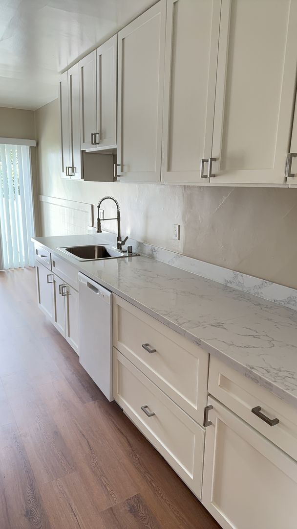 Foto del edificio - Bright Sunnyside Home with Fireplace, Bay Windows & Private Backyard!