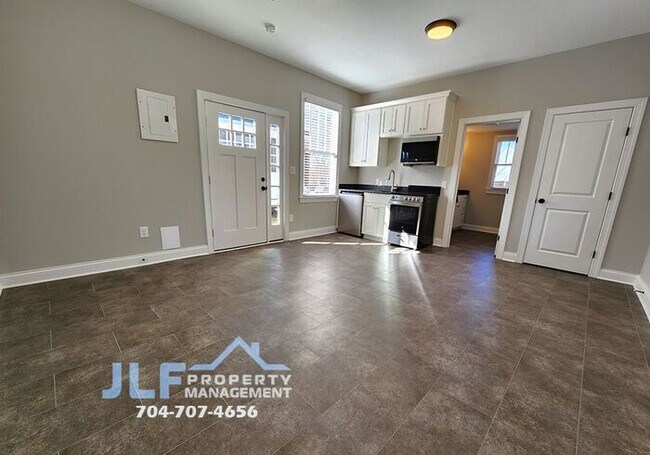 Building Photo - PRICE IMPROVEMENT! Cute Studio apartment i...