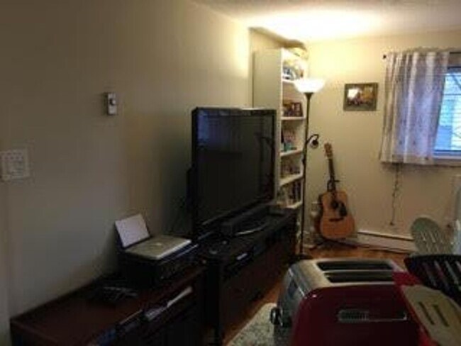 Building Photo - No Brokers Fee, Pets Friendly Unit, Recent...