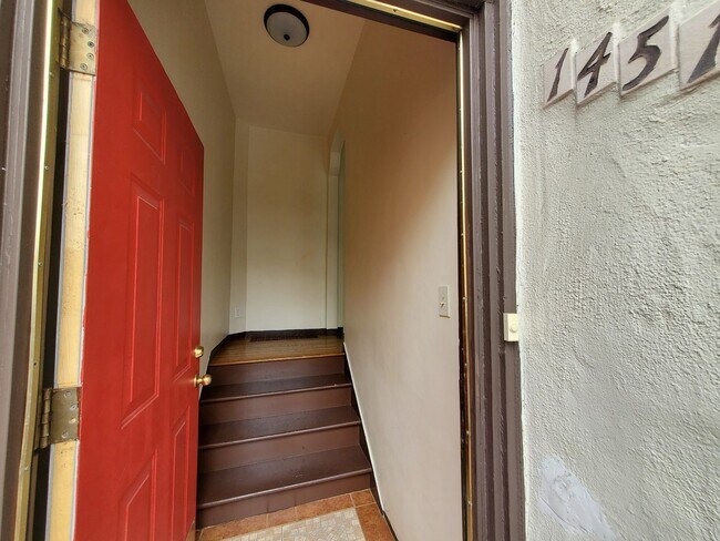 Building Photo - Charming 1 Bedroom/1 Bath Apartment for Re...