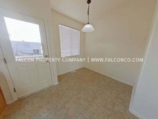 Foto del edificio - 2274 Saint Paul Dr