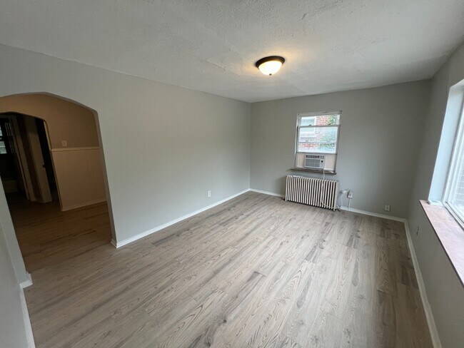 Foto del edificio - Spacious, Newly Updated 1-Bed Near UC & Downtown — Off-Street Parking, Radiant Heat