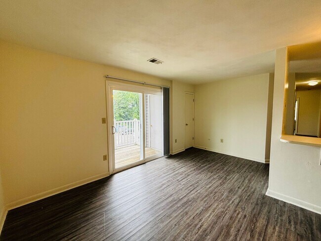 Building Photo - 4 Bedroom 2 Bath Condo