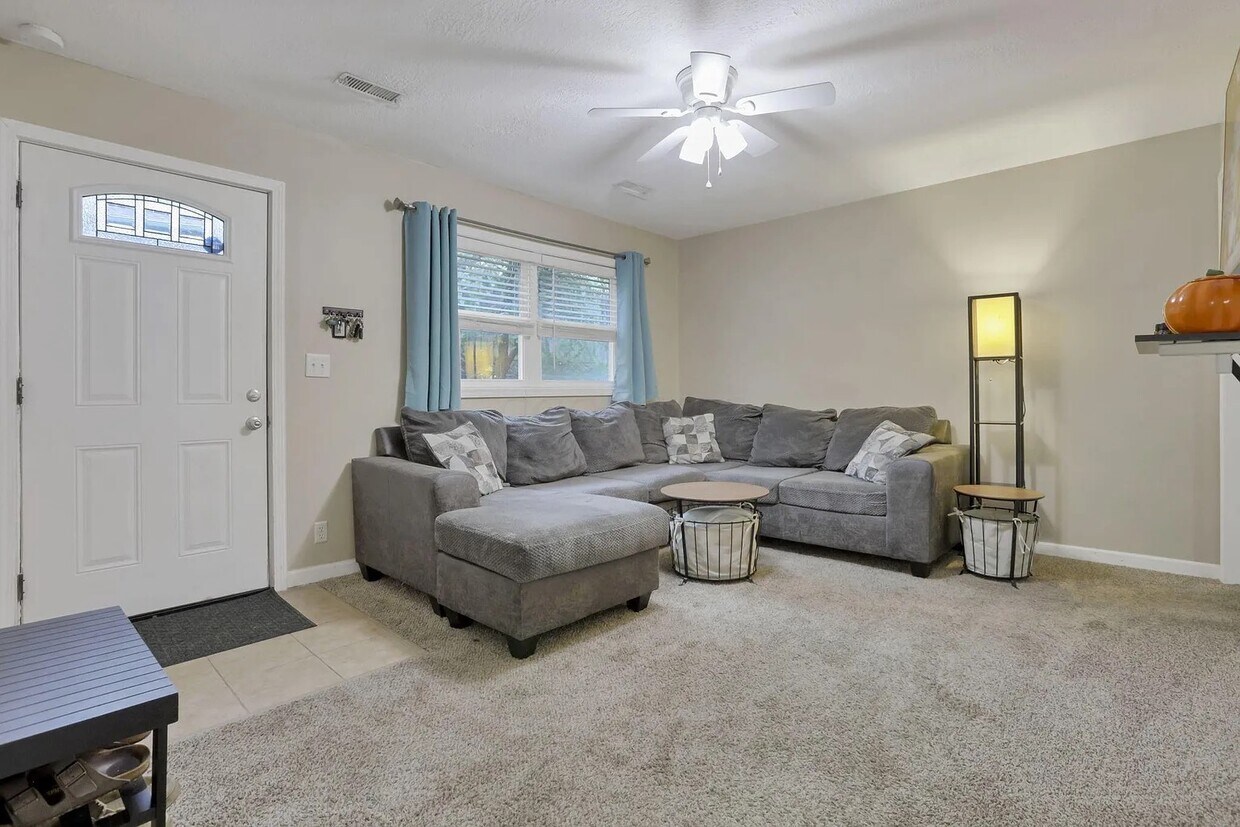 Foto principal - 455 Lakeview Dr