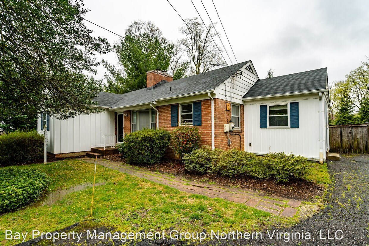 4 br, 2 bath House 6700 HAYCOCK RD House Rental in Falls Church, VA