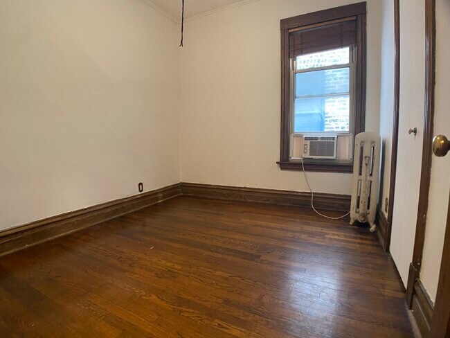 Building Photo - 1049 W Dakin St