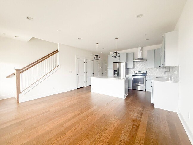 Foto del edificio - Spacious 4-Bedroom Townhome on Allison Way with Pool Access Near TTU