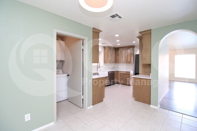 Building Photo - 4234 E Tanglewood Dr