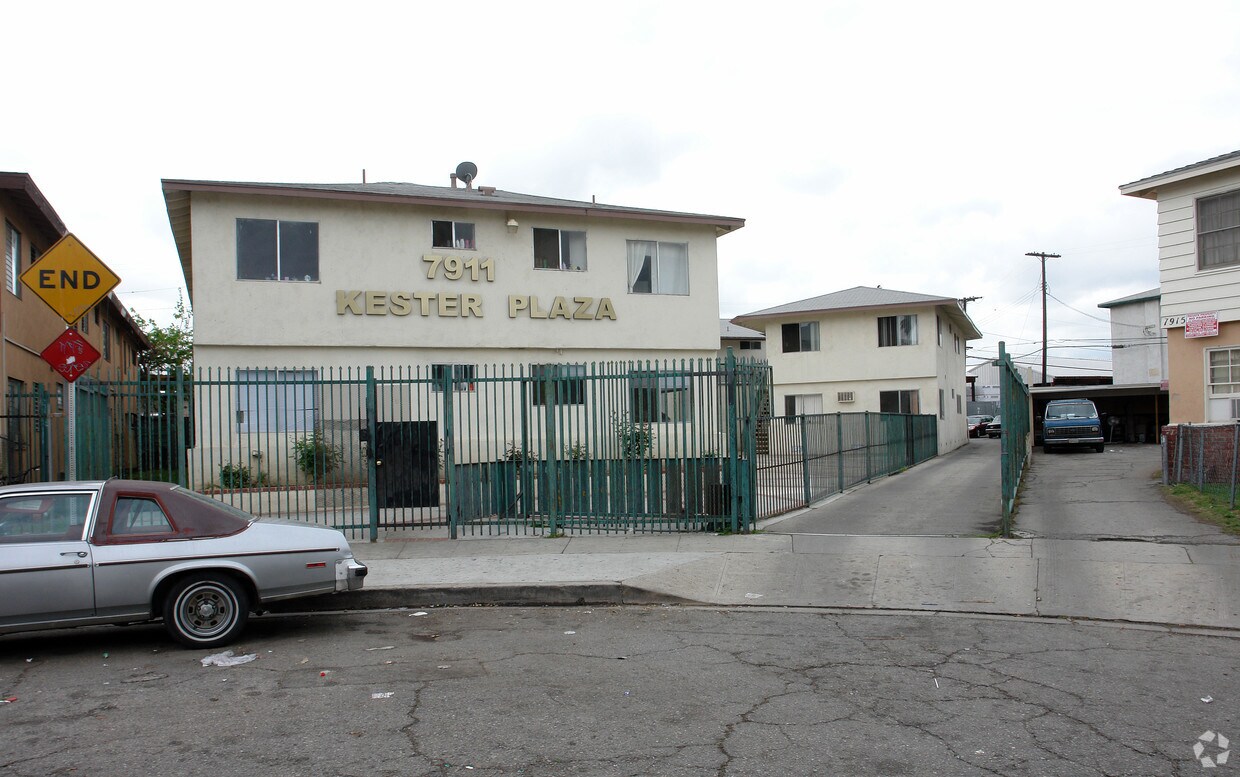 Foto principal - 7911 Kester Ave