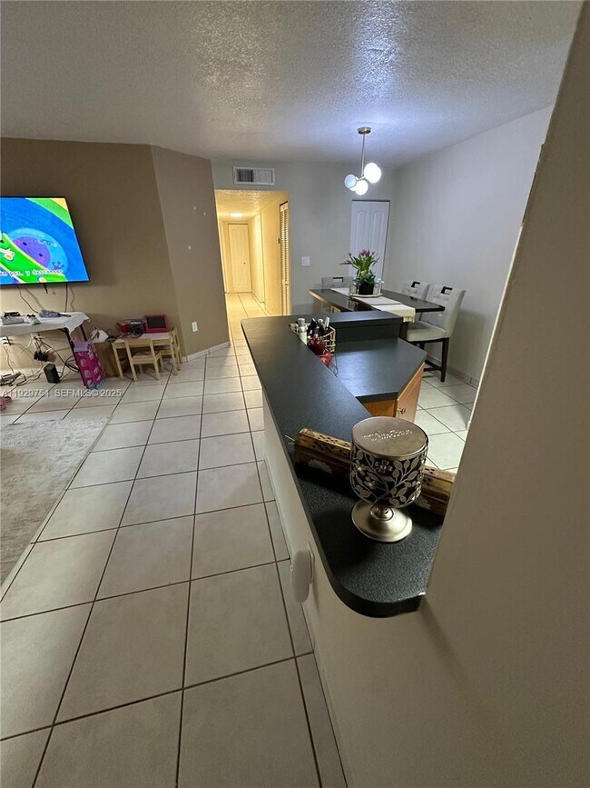 Foto del edificio - 4710 NW 102nd Ave