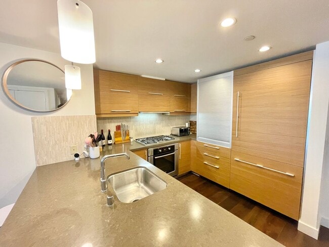 Foto del edificio - Luxurious Condo at Madrone w/Bay, City Views, Balcony, Pool, Parking, Storage -FULLY FURNISHED OP...