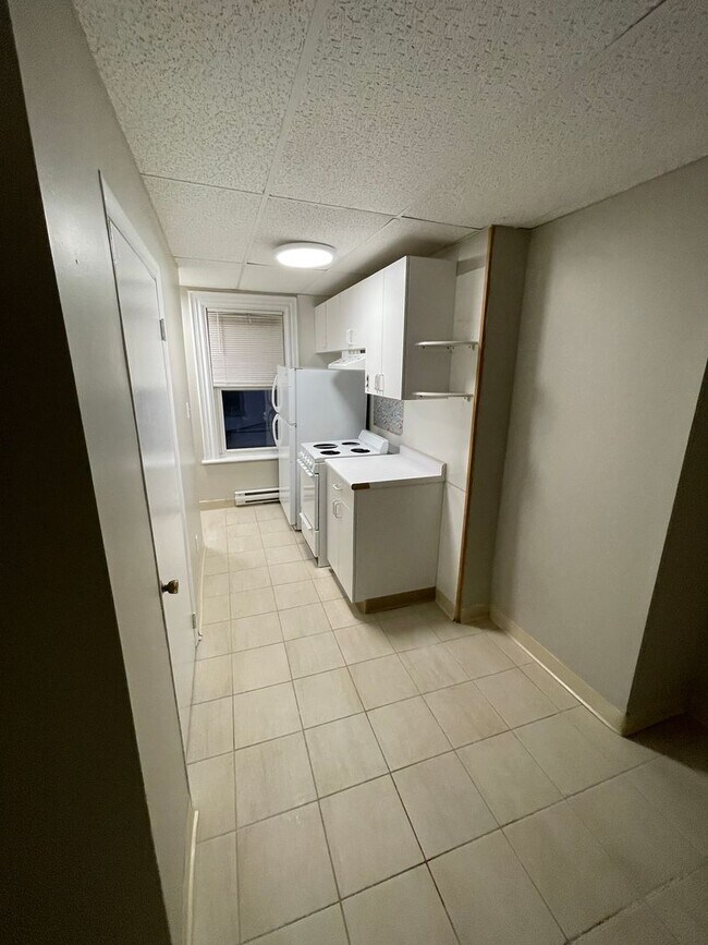 Building Photo - One Bedroom ** Newton Highlands Village ~ ...