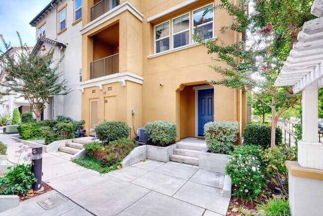 Photo - SAN JOSE - Well Maintained Tri-Level 2/2.5 Townhouse