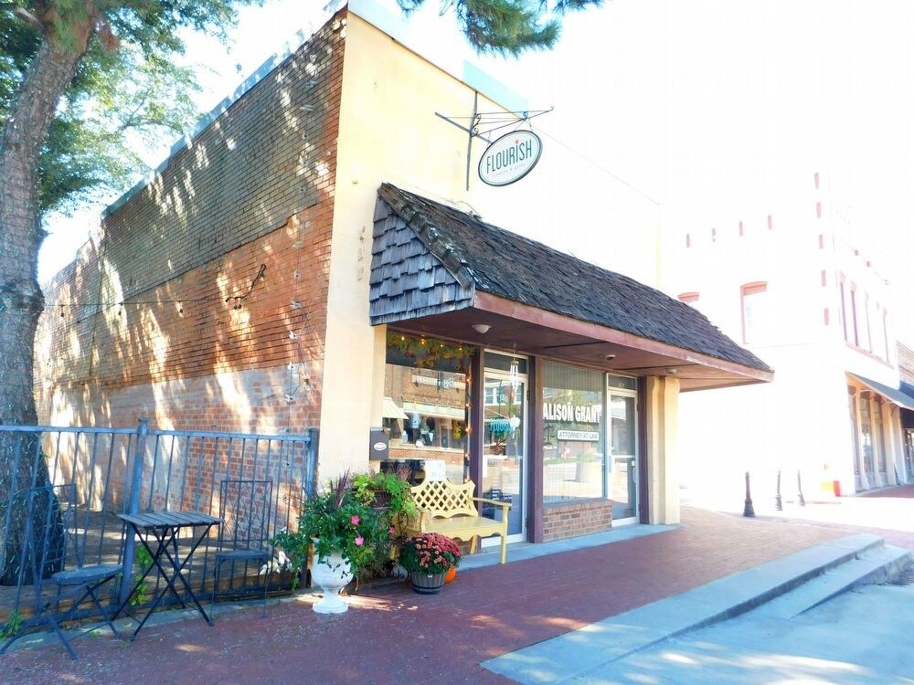 Foto principal - 140 W Main Street Commercial