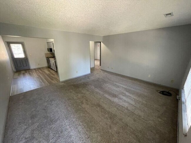Foto del edificio - Updated 2 Bedroom / 1 Bathroom in Lee's Su...