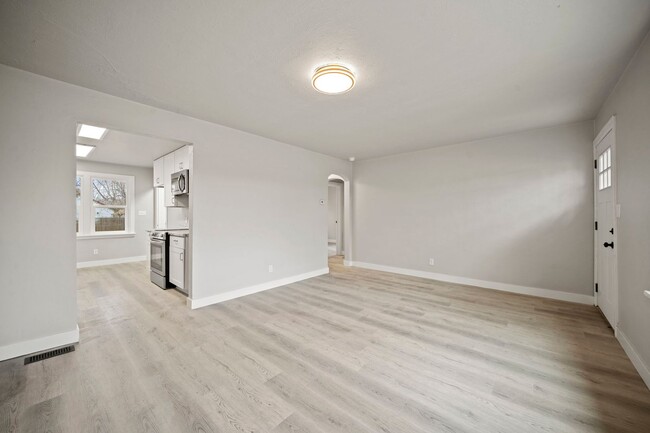 Foto del edificio - Enjoy a move-in ready home with brand new ...