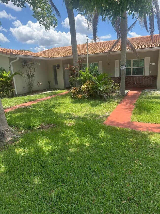 Foto del edificio - 4084 Coral Springs Dr