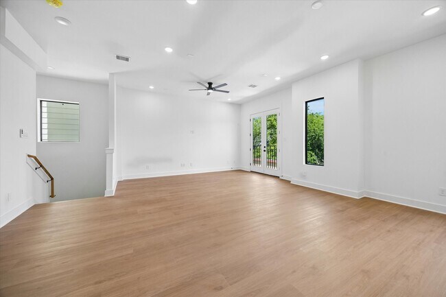 Building Photo - 1325 W 22nd St
