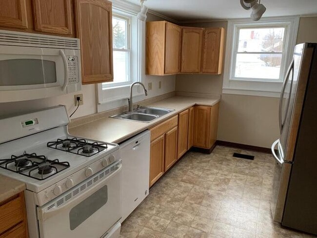 Building Photo - Extraordinary 6 bedroom 3 bath home with 2...