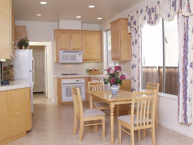 Building Photo - 1059 McKay Dr