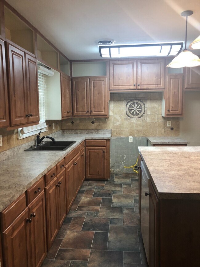 Building Photo - UPDATED  SOUTHWEST HOME 3/2/2