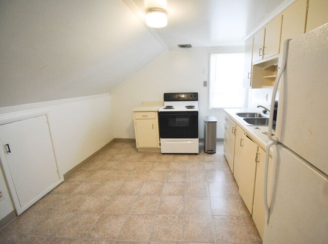 Building Photo - Move-In Ready Duplex Unit with Large Yard!