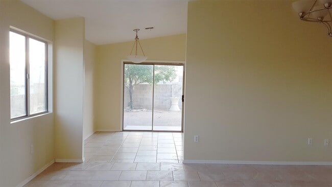 Foto del edificio - 5040 S Maple Ct