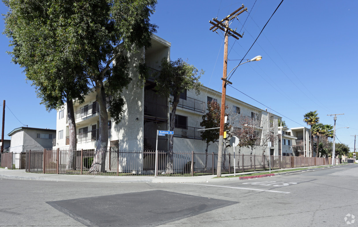 Primary Photo - Budlong Apartments