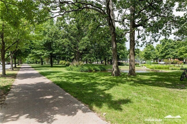 Foto del edificio - 523 Founders Park Dr E