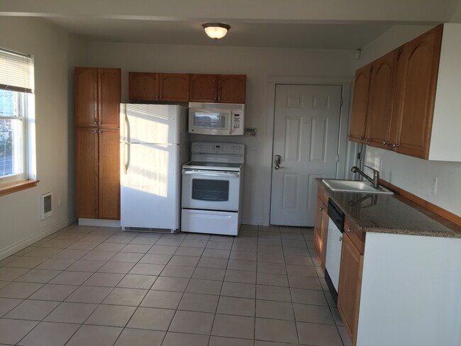 kitchen/living room - 465 W Marine Dr