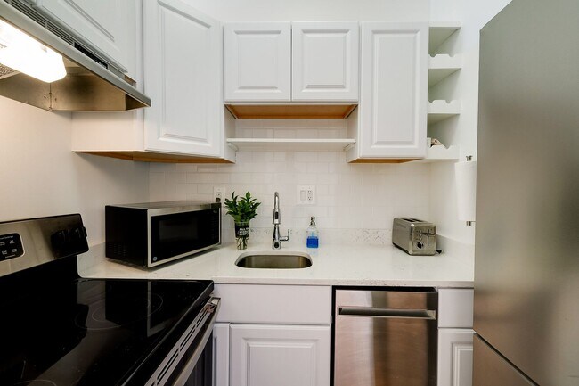 Foto del edificio - Heart of Dupont Move-in Ready Studio at the Historic Cairo Condominium! Utilities Included!