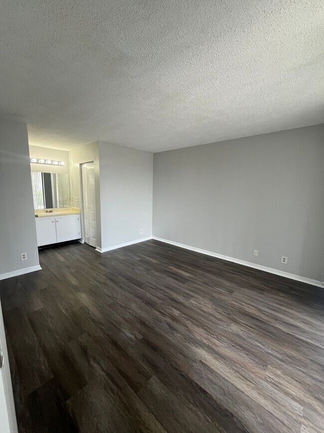 Building Photo - 728 Executive Center Dr