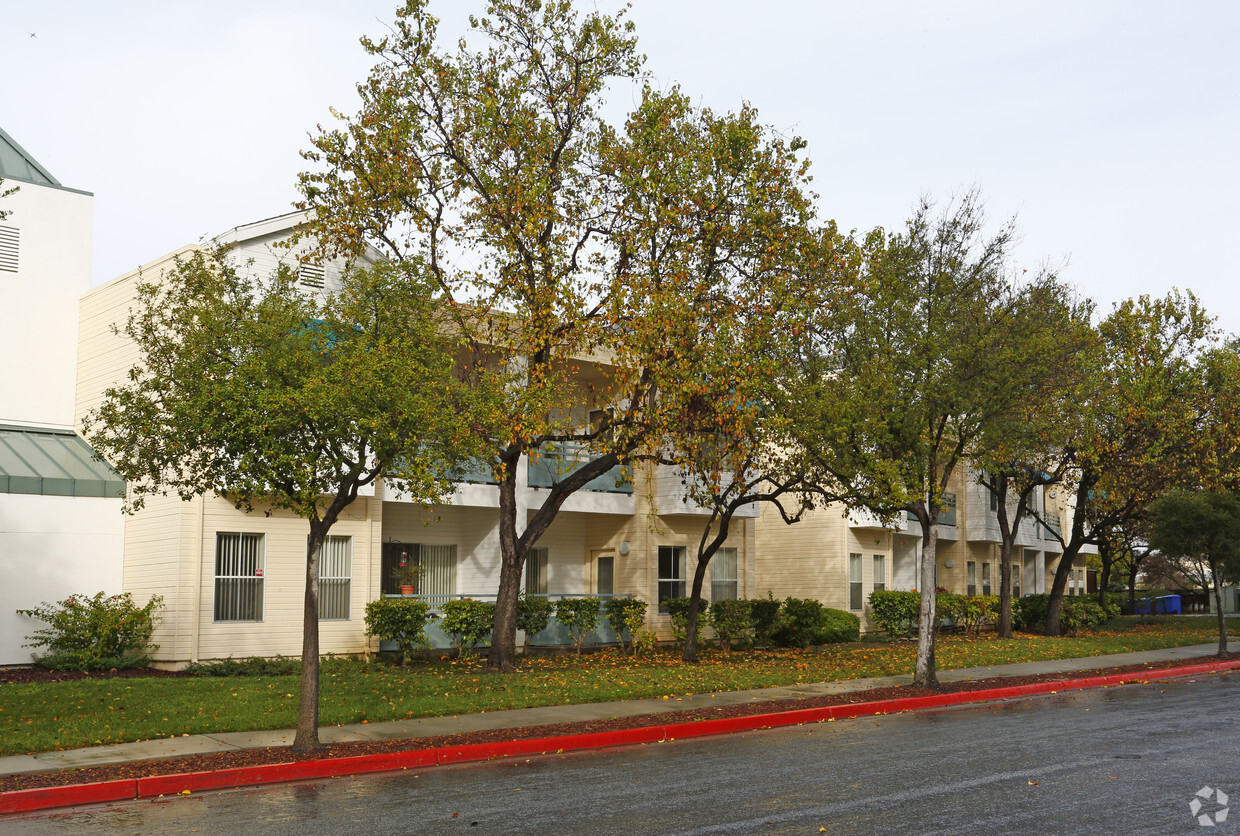 Building Photo - Avenida Espana Gardens