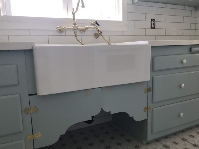 Farmhouse sink - 1422 Reeves St