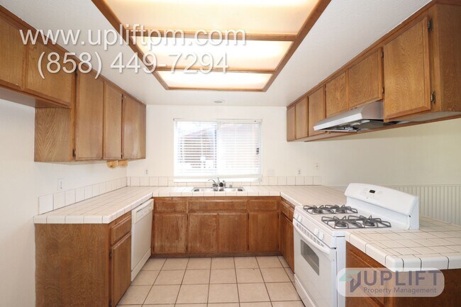 Foto del edificio - 3 Bedroom 2 Bathroom home on half acre in ...