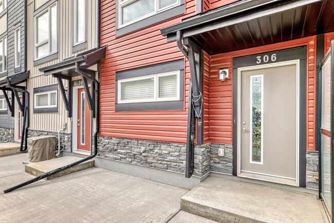 Photo du bâtiment - Modern 3-Storey Townhouse in Evanscrest Me...