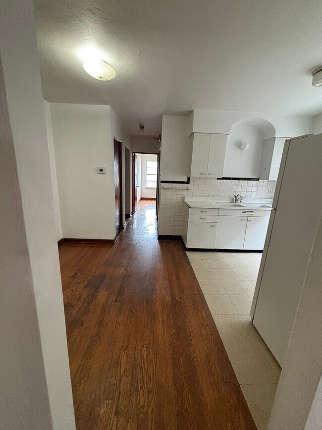 Pasillo - 4993 Mardel Ave