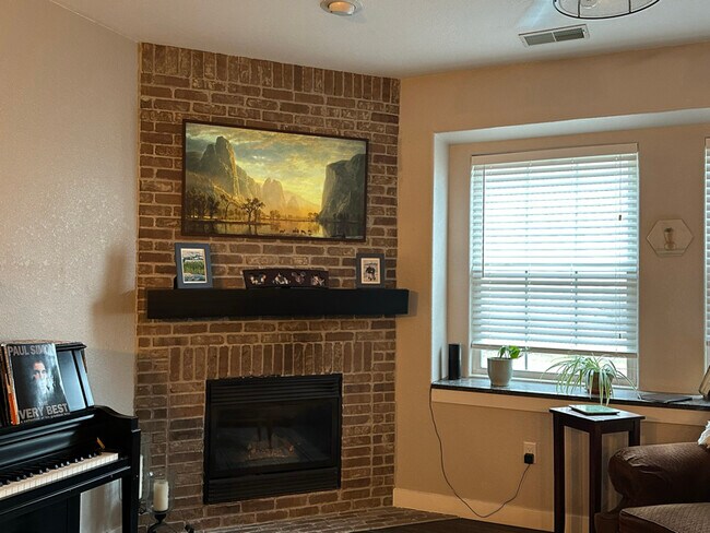 Foto del edificio - 370 Jennifer Ln